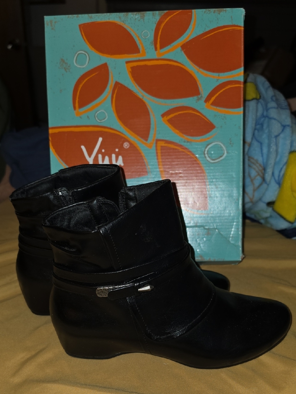 Yuu Scarlet Black Low Wedge Ankle Booties